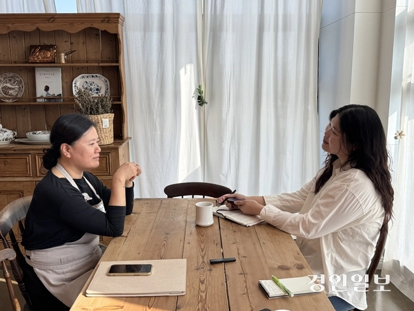 루시아 팬트리 바이 루시아 대표(왼쪽)가 이단아 로컬큐레이터와 가게 이야기를 나누고 있다. 2026.9.29 여주/양동민기자 coa007@kyeongin.com