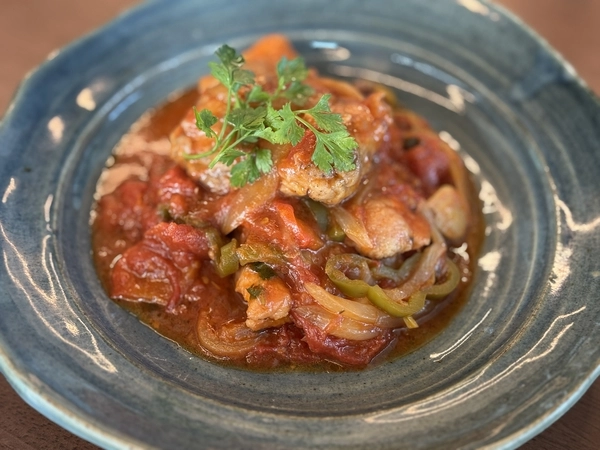 닭고기를 토마토와 올리브, 허브에 뭉근히 졸여낸 이탈리아 가정식 카차토레. 진한 소스는 사워도우에 찍어 먹는다. 2026.10.2 여주/양동민기자 coa007@kyeongin.com