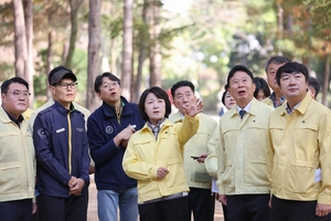 남이섬 찾은 추미애 “가평군 소나무재선충병 특별방제구역 지정 협력”
