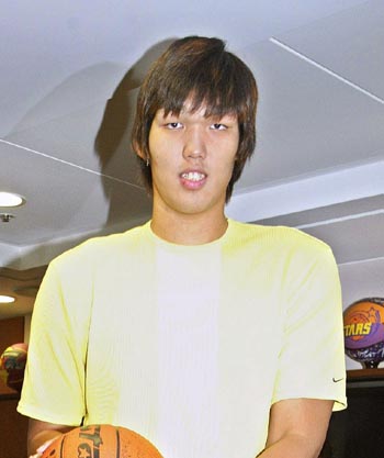 하승진, 한국인 첫 NBA 입성