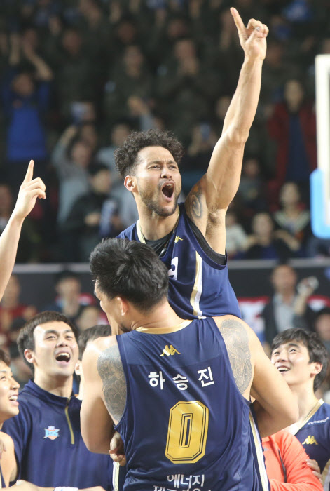 [프로농구]KCC 전태풍, 1초 남기고 역전 3점슛… 공동 1위 유지