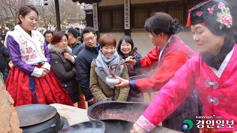[포토]동지 팥죽 맛보기 
