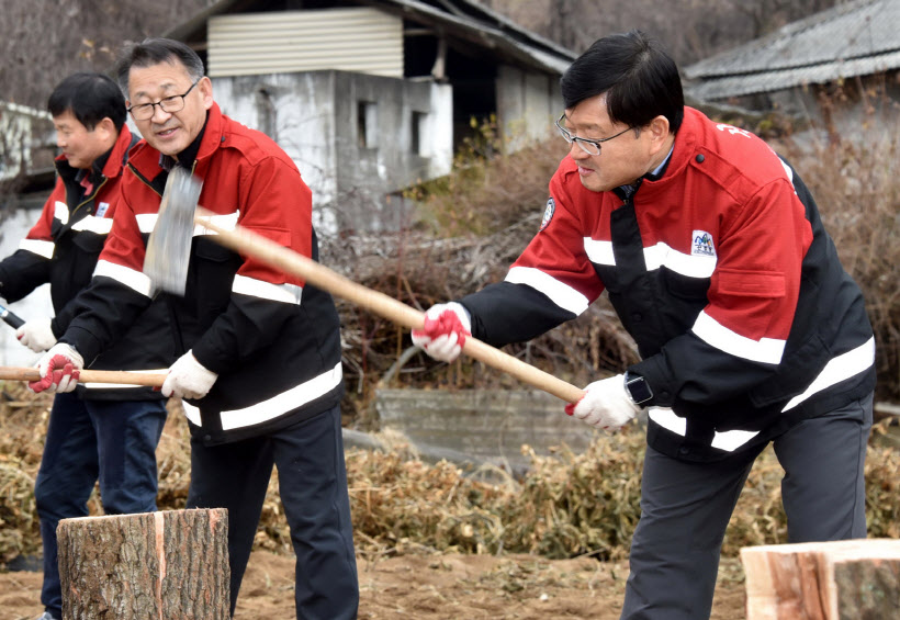 장작 패는 신원섭 산림청장<YONHAP NO-2984>