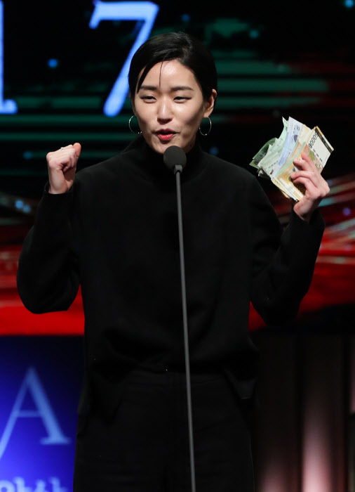 이랑 '한국대중음악상' 트로피 즉석 경매