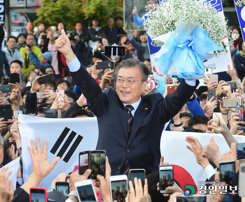 더불어민주당 문재인 대선 후보 부평역 유세 입장15