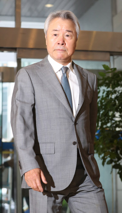 경찰 출석하는 정우현 미스터피자 회장