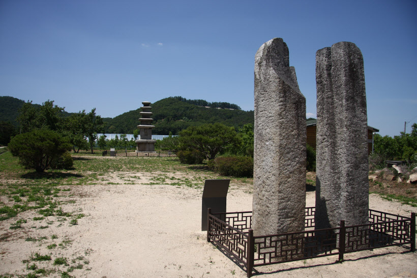 봉업사지 5층탑과 당간지주