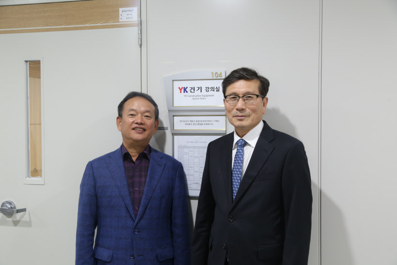 채호선 동문(좌측) 강의실 앞에서 이강웅 총장
