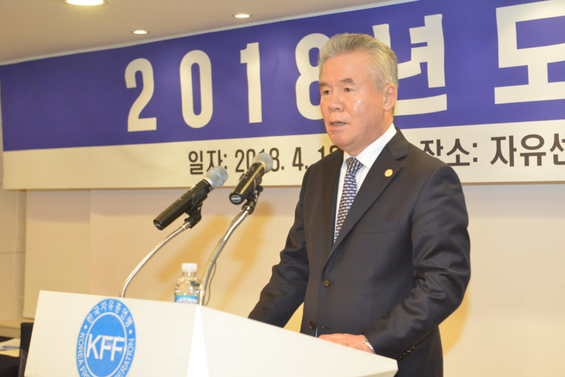 제17대 총재 선임 수락 인사를 하고 있는 박종환 총재