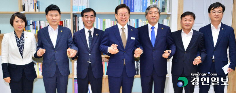 도의회 대표단과 손맞잡은 李지사