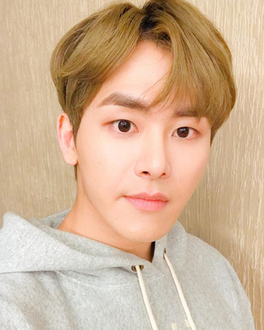 호야 일상샷… 금발도 소화하는 조각 같은 외모, 노래도 얼굴도 '열일' 훈훈