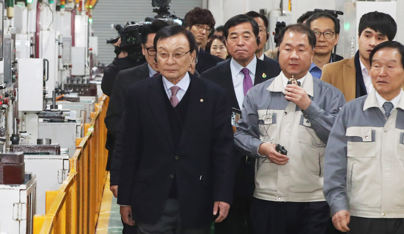 생산시설 살펴보는 이해찬 대표<YONHAP NO-4311>