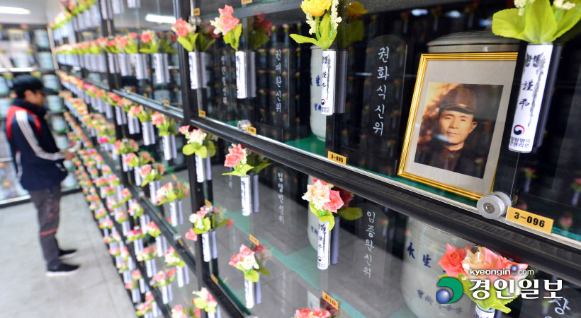 망향의 집 '빛 바랜 사진'