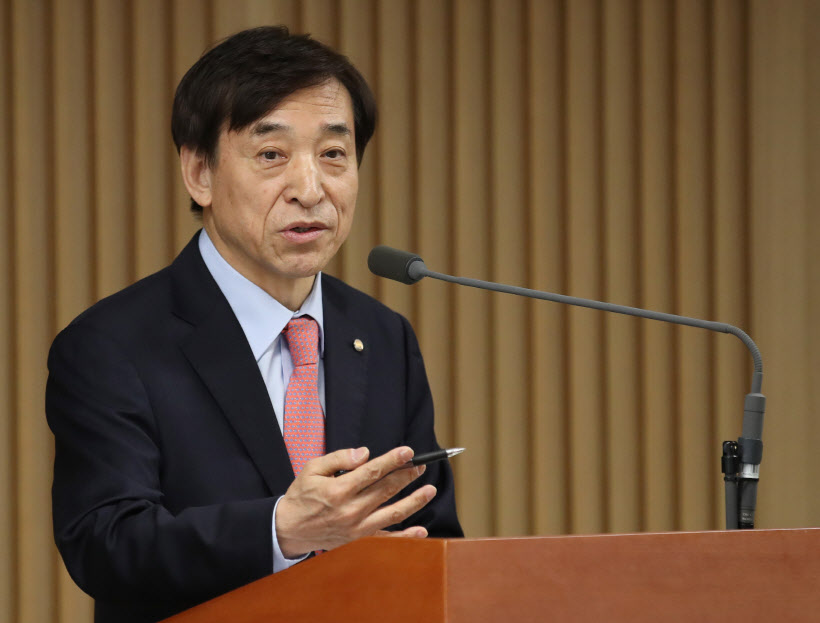 질문에 답변하는 이주열 한은 총재