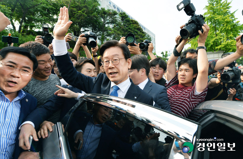지지자들에게 손 흔드는 李지사