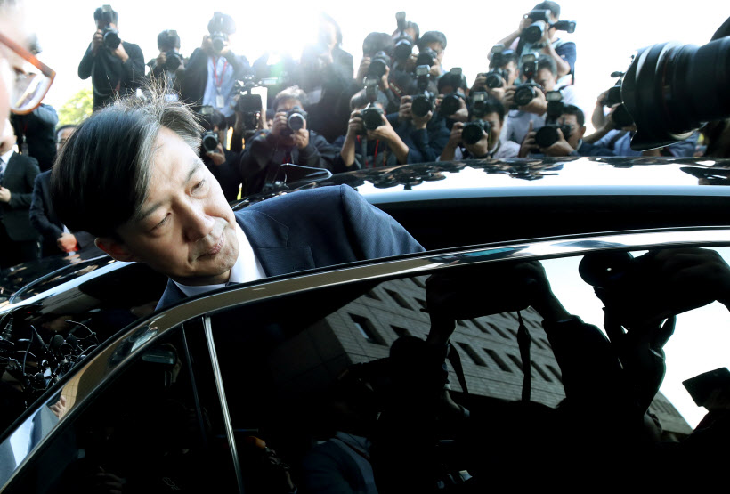 법무부 장관 조국 35일만에 자연인으로<YONHAP NO-2188>