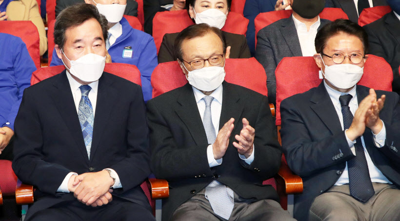 출구조사 지켜보는 이해찬-이낙연<YONHAP NO-4056>