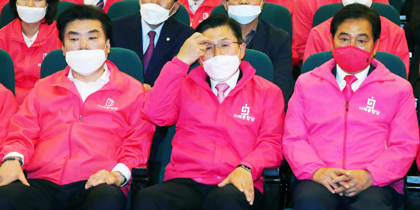 출구조사에 굳은 표정짓는 황교안-원유철<YONHAP NO-3850>
