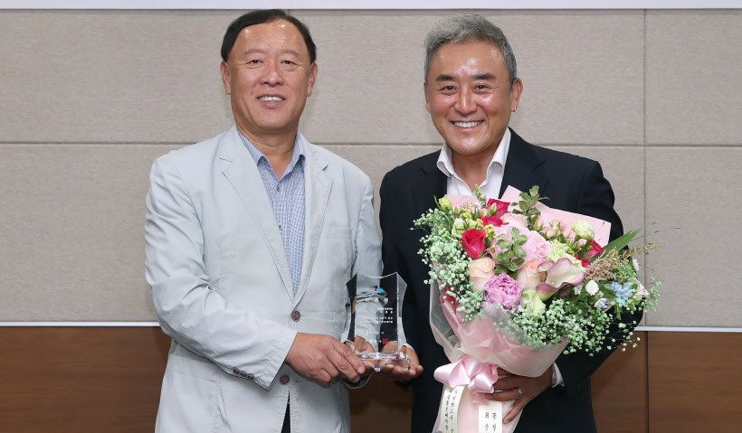 신규 가평군 홍보대사 위촉패 전수(배우 최준용)1