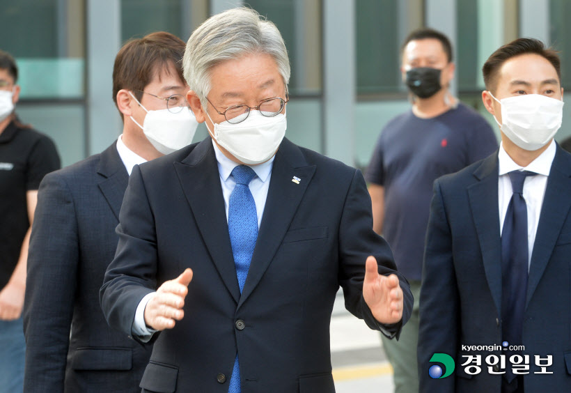 파기환송심 첫 재판 마치고 나오는 이재명 경기도지사10