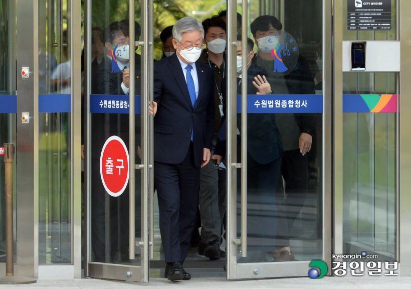 파기환송심 첫 재판 마치고 나오는 이재명 경기도지사1