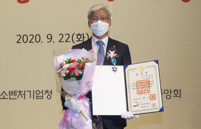 0922 경기신보 이민우이사장 산업포장 수상