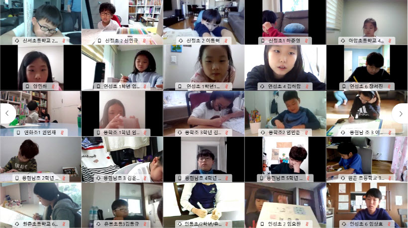 02. 진지한 모습으로 과거시험을 보는 학생들