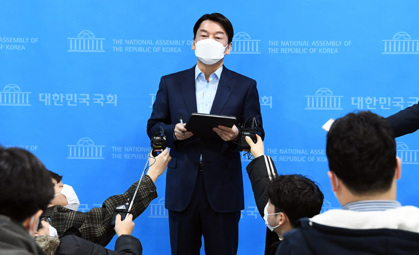기자 질문에 답하는 안철수<YONHAP NO-2689>
