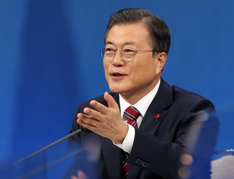 질문자 지명하는 문재인 대통령<YONHAP NO-3286>