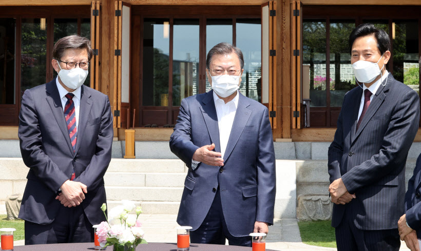 서울시장, 부산시장과 환담하는 문 대통령<YONHAP NO-4893>
