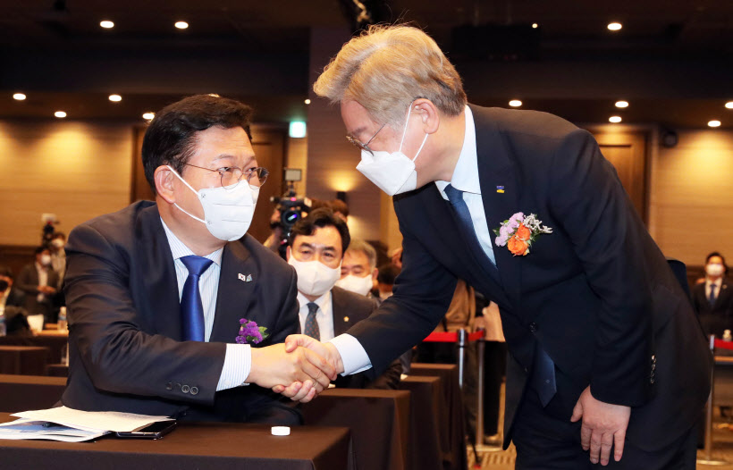 인사하는 이재명 경기도지사와 송영길 대표<YONHAP NO-3294>
