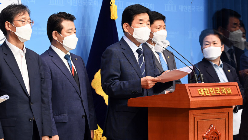 '누구나 집' 시범사업 부지 발표하는 민주당 부...<YONHAP NO-2681>