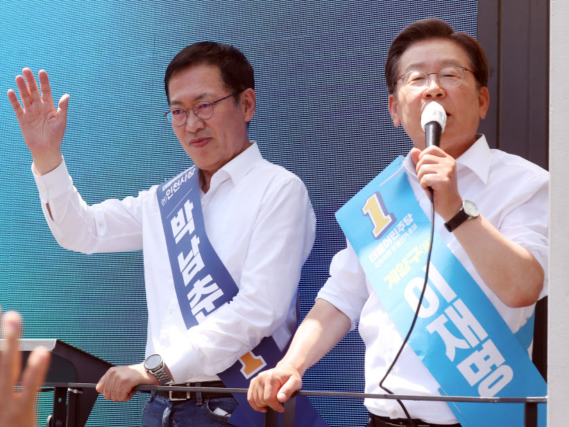 이재명 지원받는 박남춘 후보<YONHAP NO-3357>