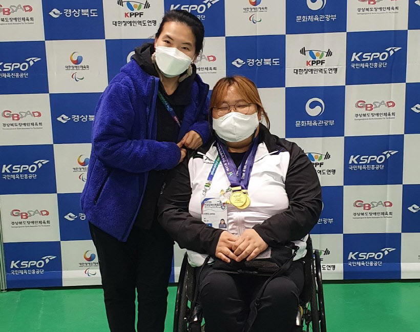 이현정 선수(오른쪽)와 강명숙 코치 / 이현정 제공.