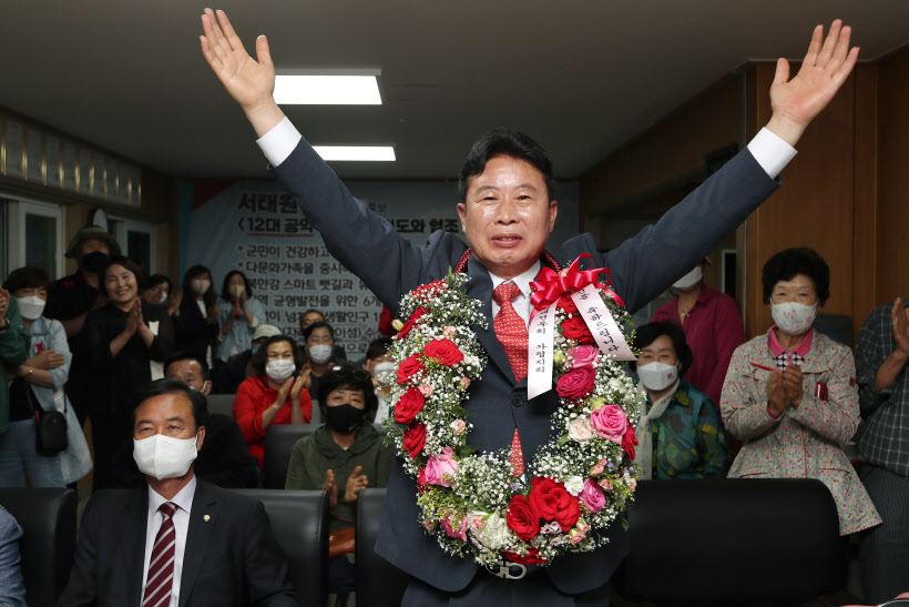 제8회 전국동시지방선거 당선증 교부10