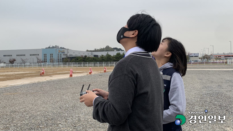 직접 드론을 하늘로 띄우는 학생