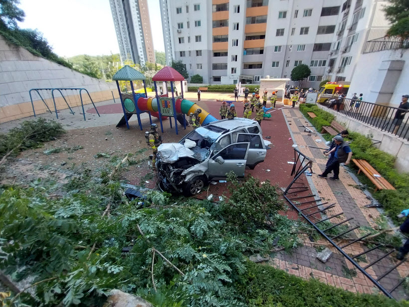 가정동 아파트 차량 추락사고