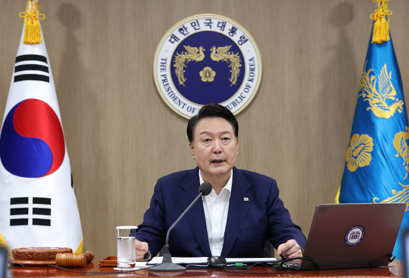 국무회의에서 발언하는 윤석열 대통령