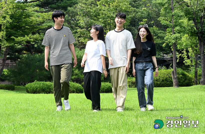 아주대학교 교정 학생들 (11)