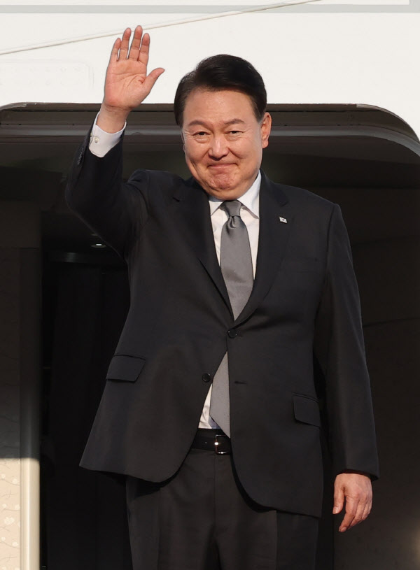 윤 대통령, 한미일 정상회의 참석차 미국 출국