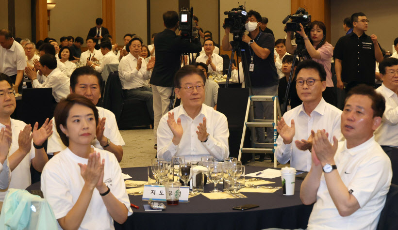 박수치는 이재명 대표<YONHAP NO-2791>