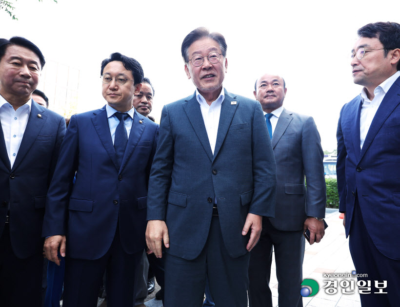 수원지검 들어서는 이재명 대표