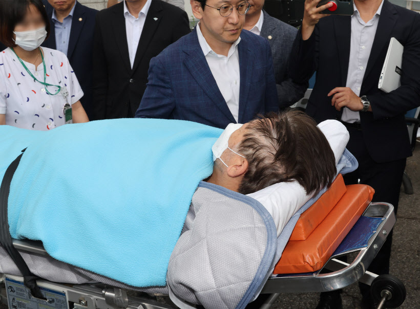 다른 병원으로 이송되는 이재명 대표