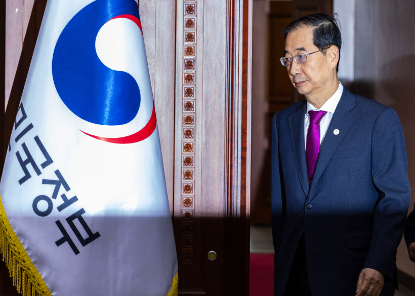 국정 현안 관계 장관회의 입장하는 한덕수 국무총리<YONHAP NO-4812>
