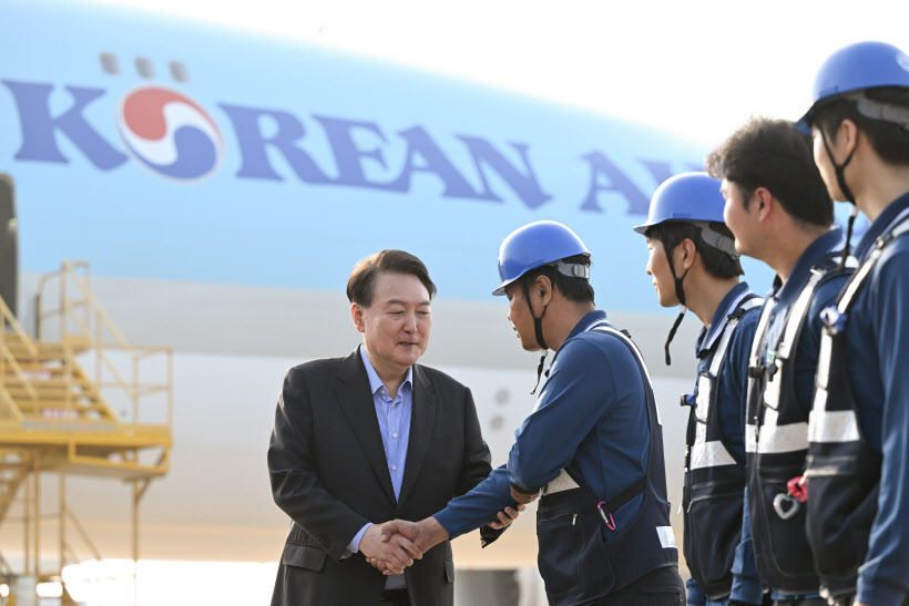 윤 대통령, 인천공항 화물터미널 찾아 "수출 역군들 만나 뜻깊어"