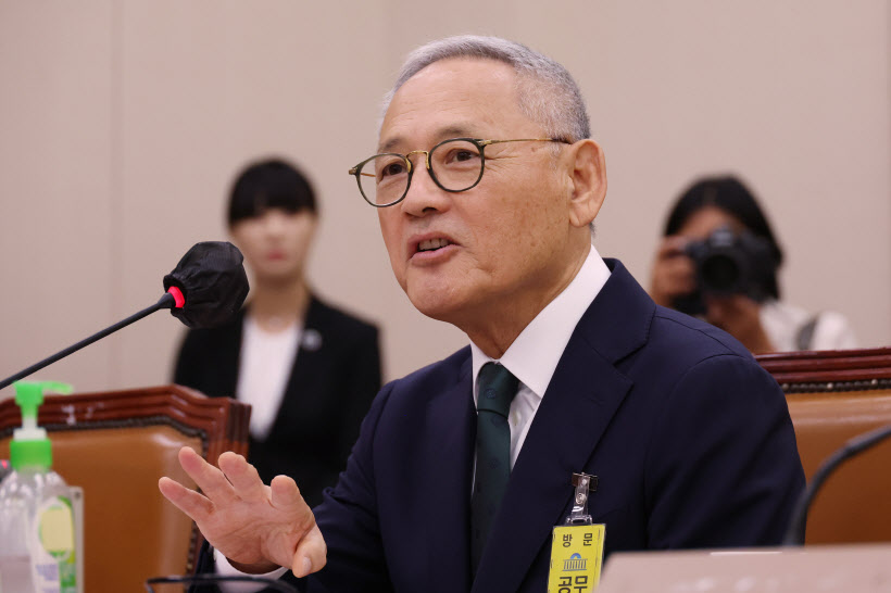 답변하는 유인촌 장관 후보자<YONHAP NO-2652>