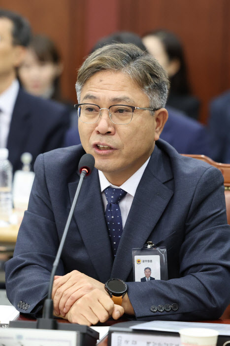 답변하는 신봉수 수원지검장