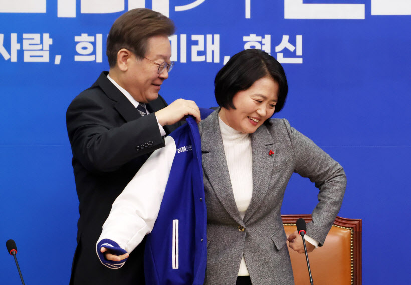 민주당 1호 영입인재는 '기후지킴이' 변호사<YONHAP NO-3578>