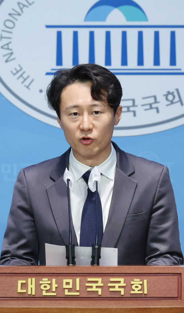 불출마 선언하는 이탄희<YONHAP NO-3061>