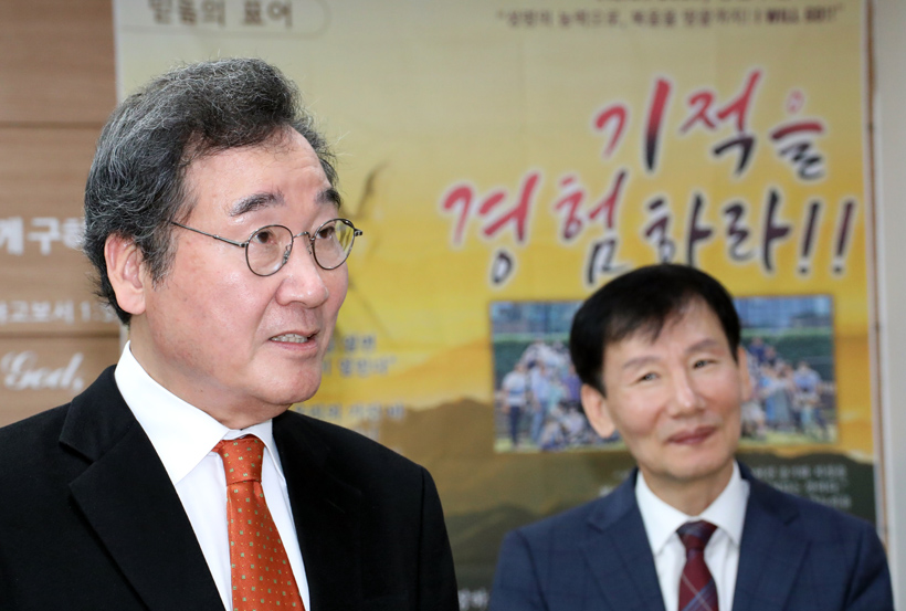 질문에_답하는_이낙연_전_총리.jpg